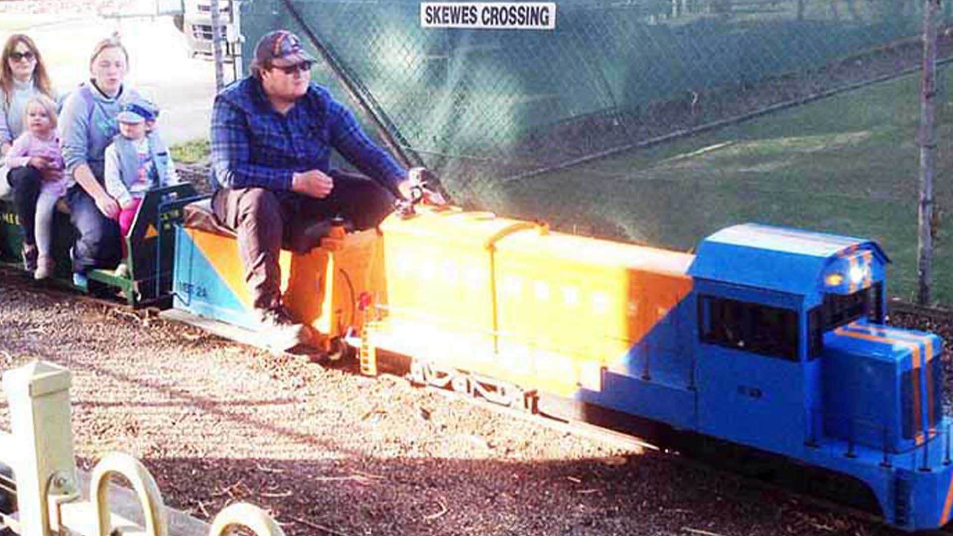 South Australian model enthusiasts/engineers running a park with